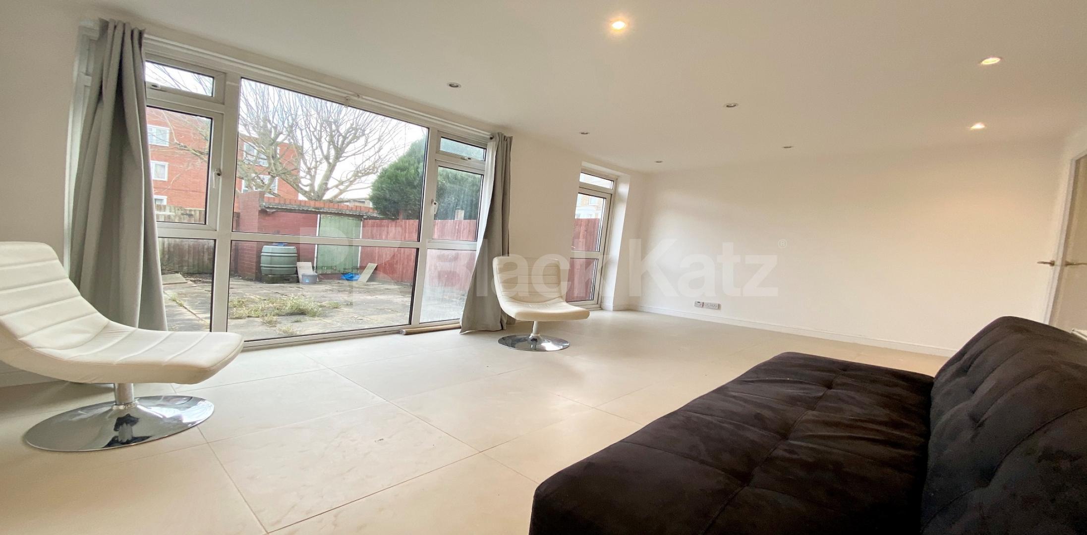 			LET , 3 Bedroom, 1 bath, 1 reception House			 Ainslie Walk, Balham